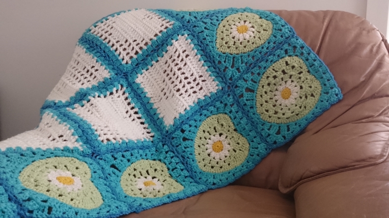 Daisy heart baby blanket crochet
